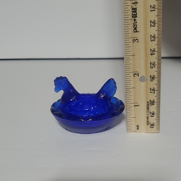 Colbalt Blue Hen On The Nest - Picture 4 of 5